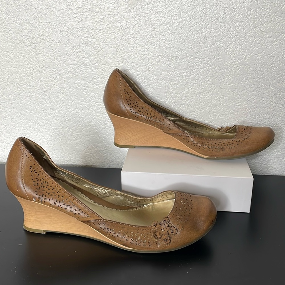 Report Ariana Brown Wedge Size 10
